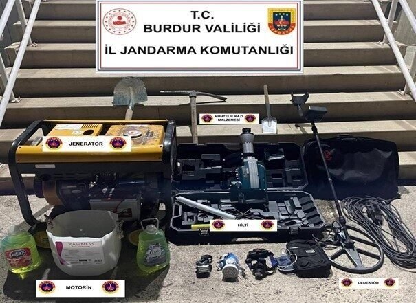 Burdur’da jandarma ekiplerince gerçekleştirilen operasyonlarda çok sayıda kaçak malzeme ele