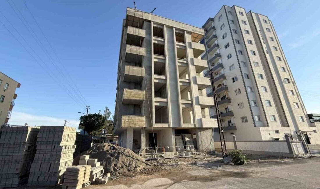 Adana’da çalıştığı inşaatın 4.katından düşen 45 yaşındaki işçi hayatını kaybetti.