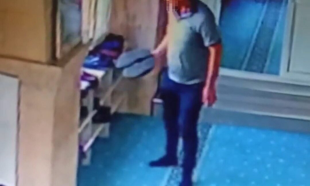 Adana’da bir camiye gelen şahıs, ayakkabılığı inceleyip gözüne kestirdiği ayakkabıyı