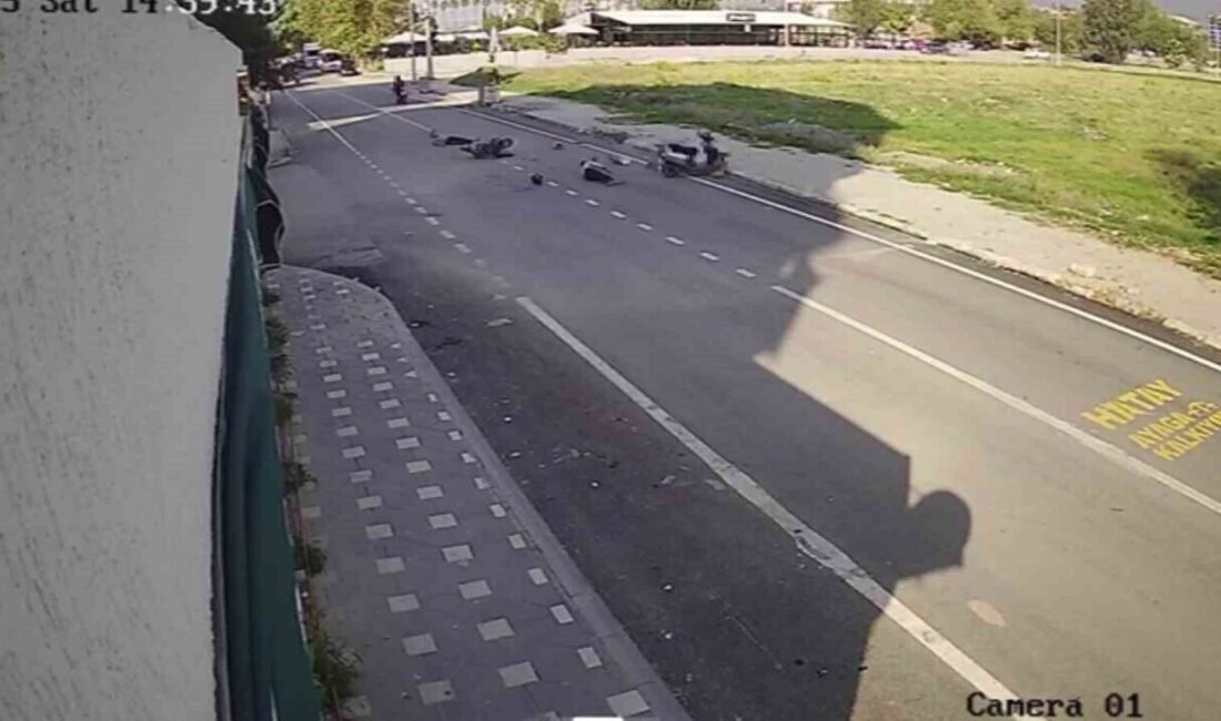 Hatay’da iki motosikletin çarpışmasıyla yaşanan kazada sürücülerin yere savrulduğu anlar