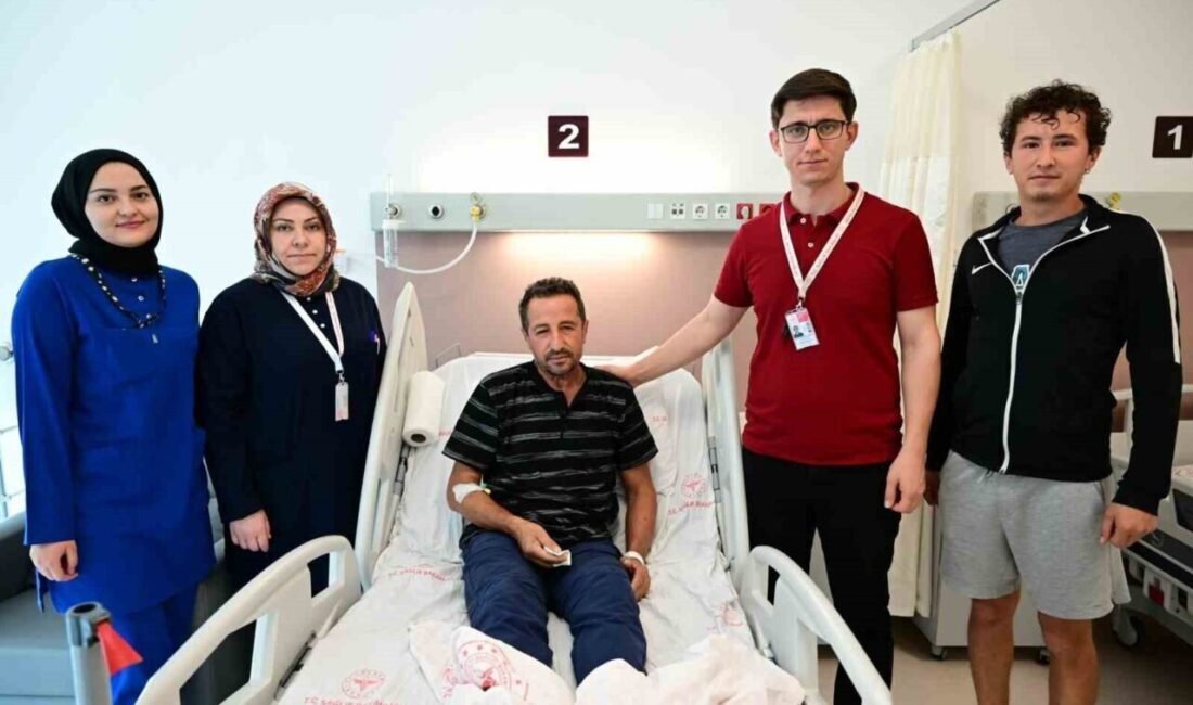 Antalya’da çekiç kullanırken gözüne metal parça isabet eden hasta, gerçekleştirilen