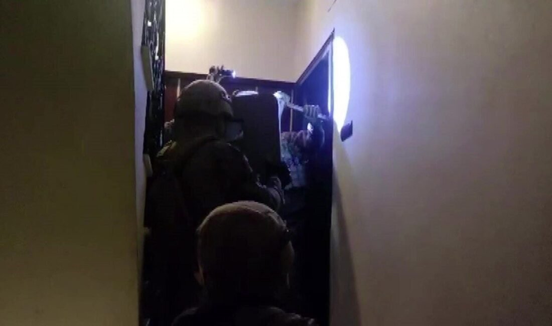 Adana merkezli 6 ilde düzenlenen operasyonda silah ticareti yapan şebeke