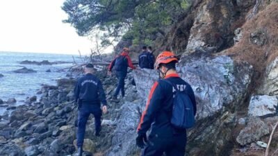 Antalya’nın Kemer ilçesinde dağlık alanda mahsur kalan bir kişi, AFAD