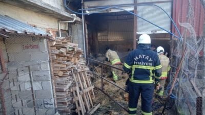 Hatay’da samanlıkta çıkan yangın, ahırsa sıçramadan itfaiye ekipleri tarafından söndürüldü.