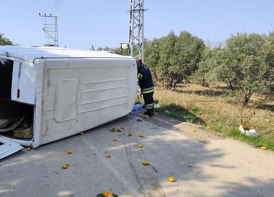 Hatay’da minibüs ve otomobilin çarpışmasıyla yaşanan kazada yan yatan minibüste