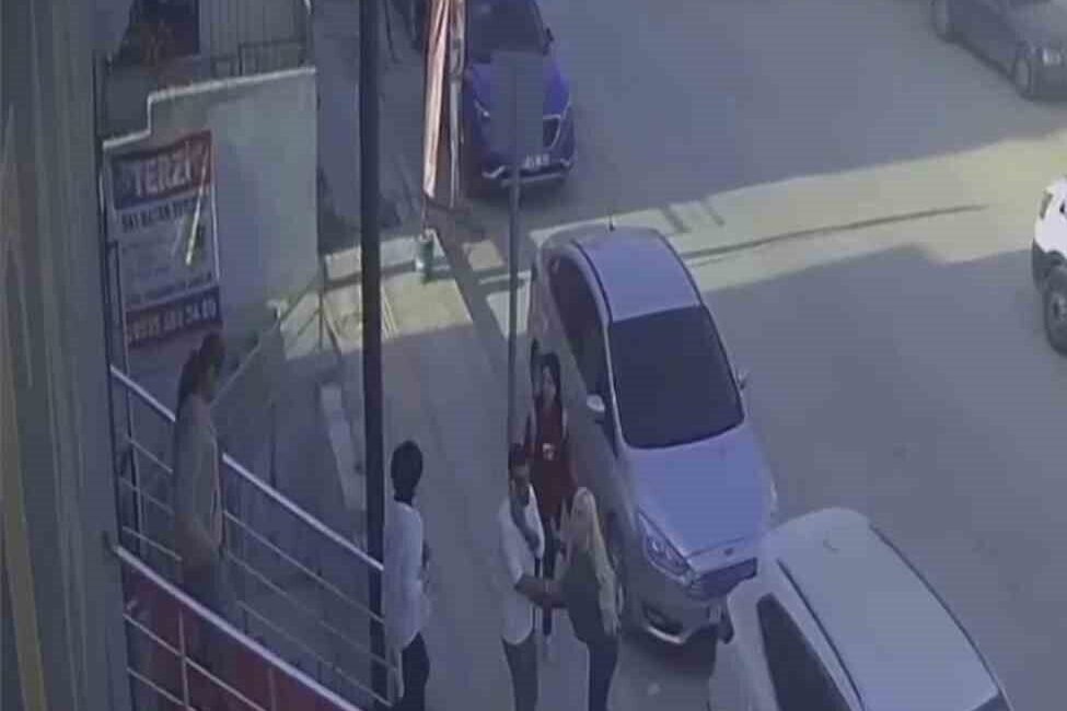 Hatay’da yaşanan 3.9 büyüklüğündeki depremin korkuttuğu vatandaşların iş yerinden kaçtıkları