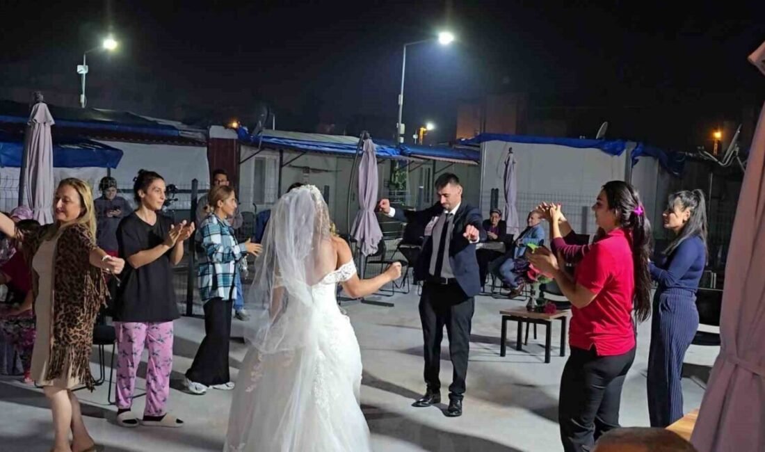 Hatay’ın İskenderun ilçesinde depremde enkazdan kurtarılan Recep Sezgin, hayatını sosyal