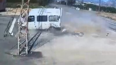 Adana’nın Kozan ilçesinde yoldan çıkarak devrilen minibüsün sürücü ağır yaralandı.