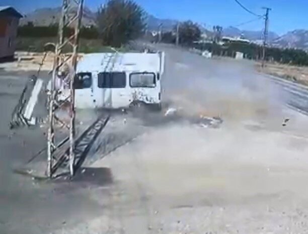 Adana’nın Kozan ilçesinde yoldan çıkarak devrilen minibüsün sürücü ağır yaralandı.