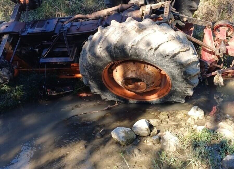 Antalya’nın Serik ilçesinde traktörün devrilmesi sonucu altında kalan sürücü olay