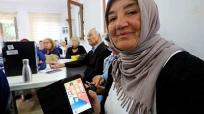 Antalya’da 60 yaş üstü bireylere “Akıllı Telefon Kullanımı Eğitimi” verilerek,