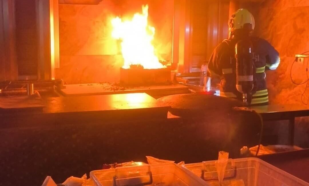 Hatay’ın Antakya ilçesinde dönercide alevlere teslim olan kızartma makinesinde çıkan