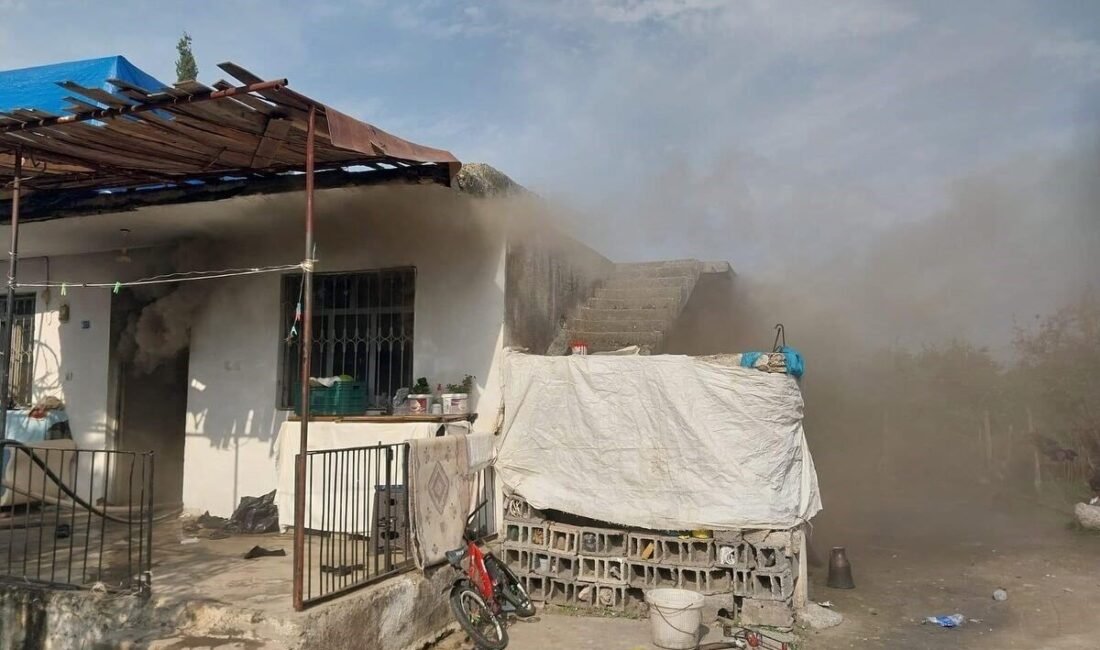 Hatay’da alevlere teslim olan müstakil evde çıkan yangını itfaiye ekipleri