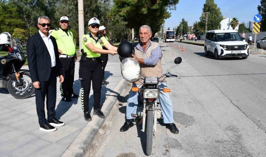 Hatay’ın Dörtyol ilçesinde polis ekipleri tarafından motosiklet sürücülerine ücretsiz kask
