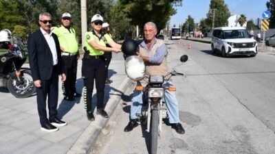 Hatay’ın Dörtyol ilçesinde polis ekipleri tarafından motosiklet sürücülerine ücretsiz kask