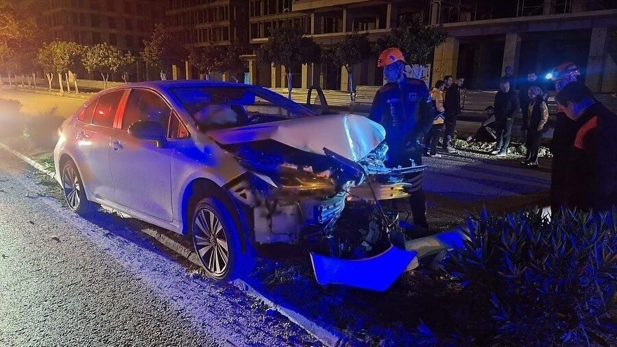 Hatay’da aydınlatma direğine çarpan otomobilin sürücüsü yaralandı. Kaza, Dörtyol ilçesi