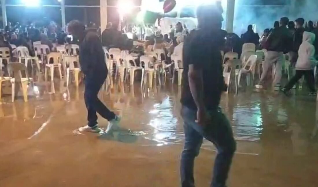 Antalya’da bir düğünde yağmurdan dolayı pist sular içinde kalınca davetliler,