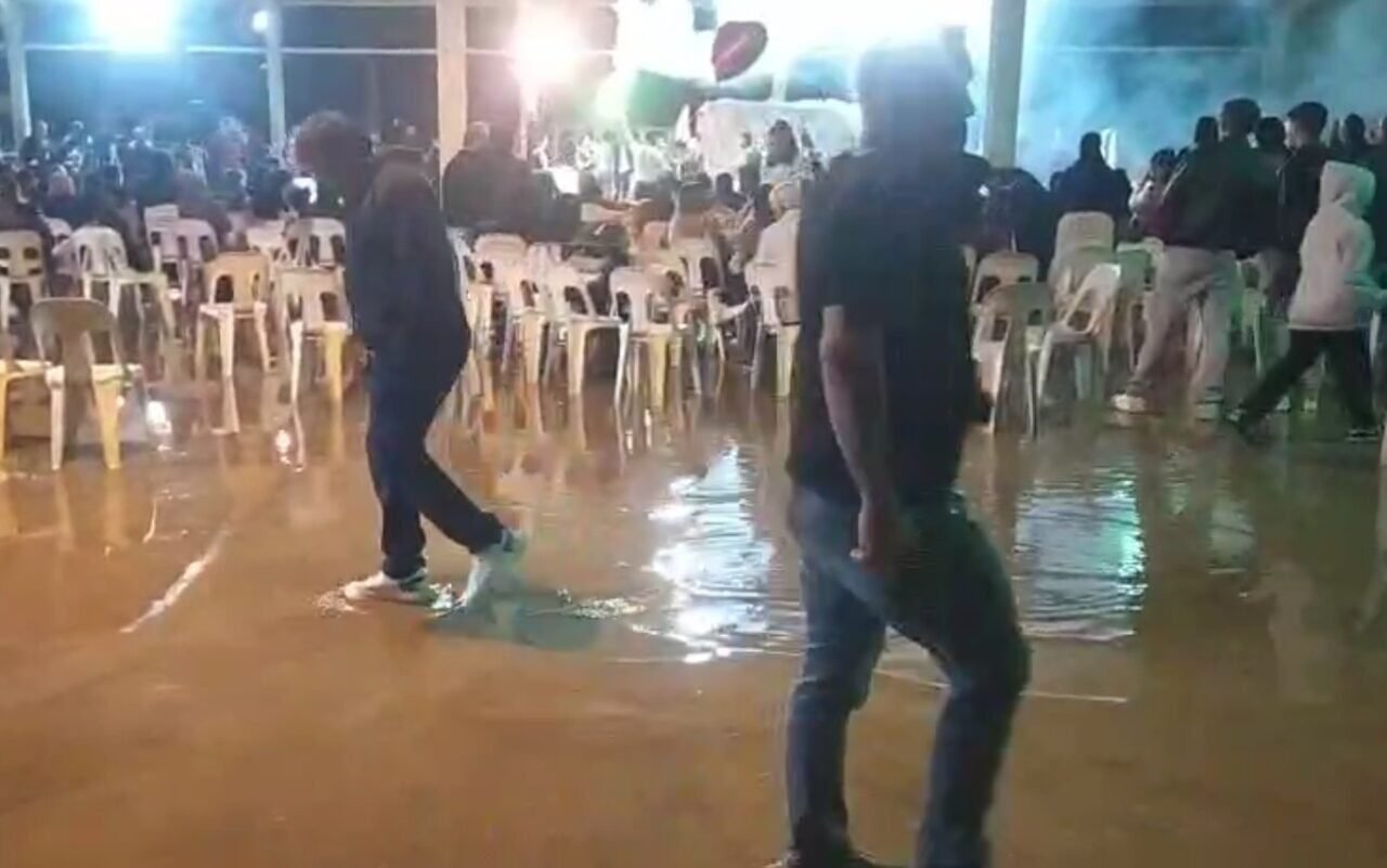 Antalya’da bir düğünde yağmurdan dolayı pist sular içinde kalınca davetliler,