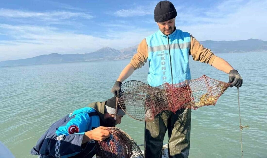 Isparta’da Eğirdir Gölü’nde yapılan denetimlerde 300 adet kaçak av pinteri