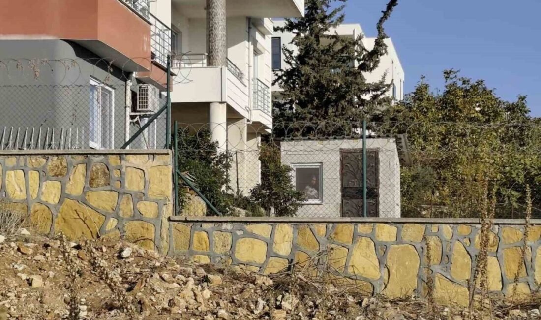 Mersin’de 42 yaşındaki engelli kadının 3 katlı bir evin bahçesinde