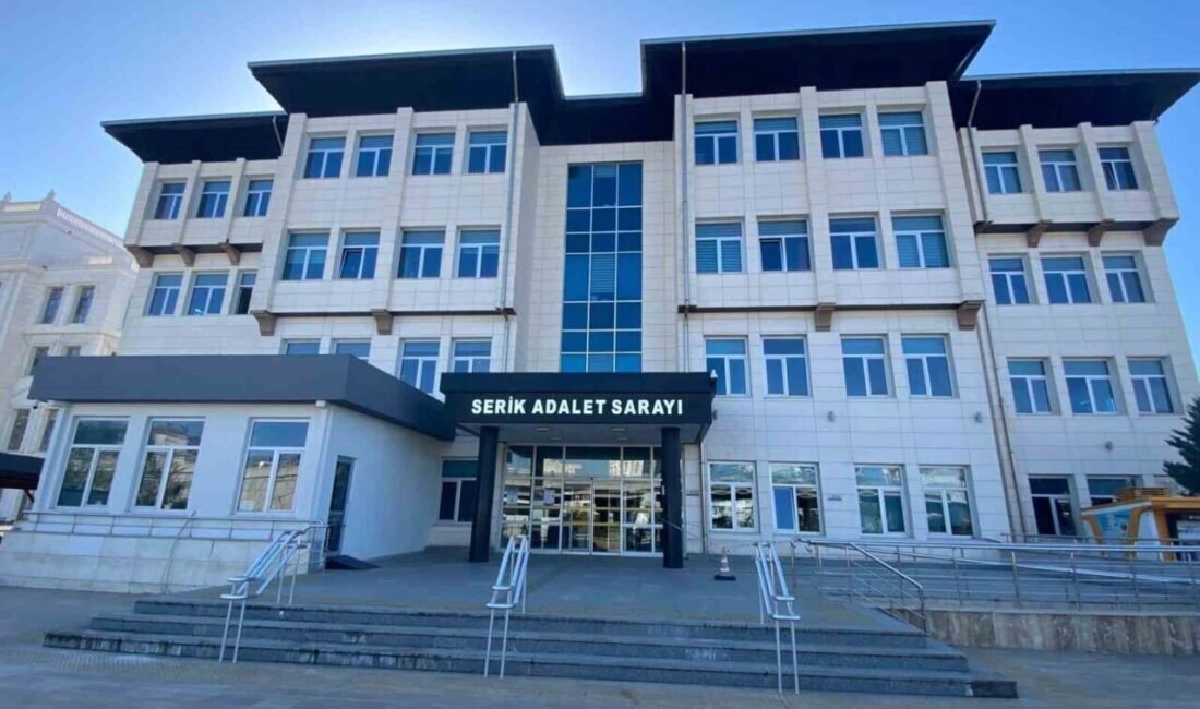 Antalya’nın Serik ilçesinde “rüşvet” soruşturması kapsamında gözaltına alınan eski CHP