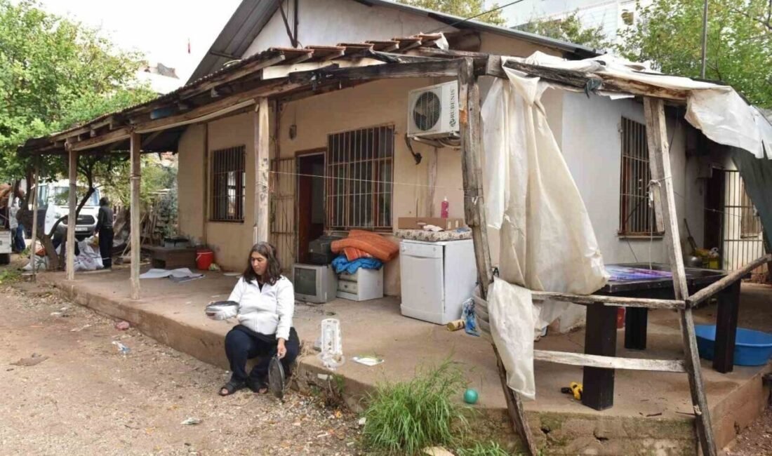 Antalya’nın Kepez ilçesi Gazi Mahallesi 6551 Sokak’ta, eşi ve üç