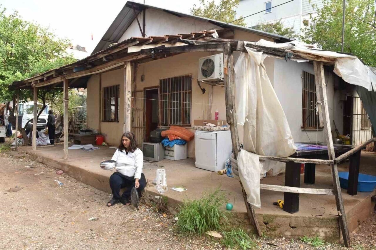 Antalya’nın Kepez ilçesi Gazi Mahallesi 6551 Sokak’ta, eşi ve üç