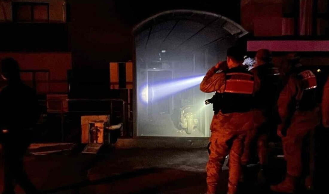 Hatay’da 7 katlı apartmanın en alt katında bulunan galeride çıkan