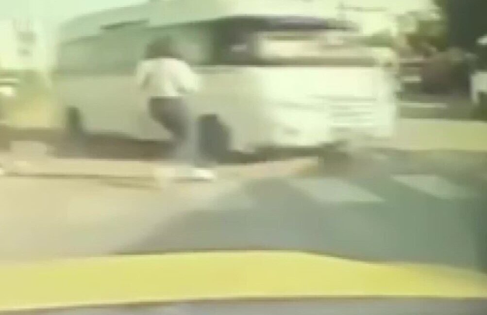 Adana’da kontrolden çıkan yolcu minibüsü, refüje çıkarak yolun karşı tarafına