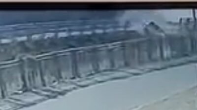 Adana’da sürücüsünün direksiyon hakimiyetini kaybettiği hafif ticari araç sulama kanalına