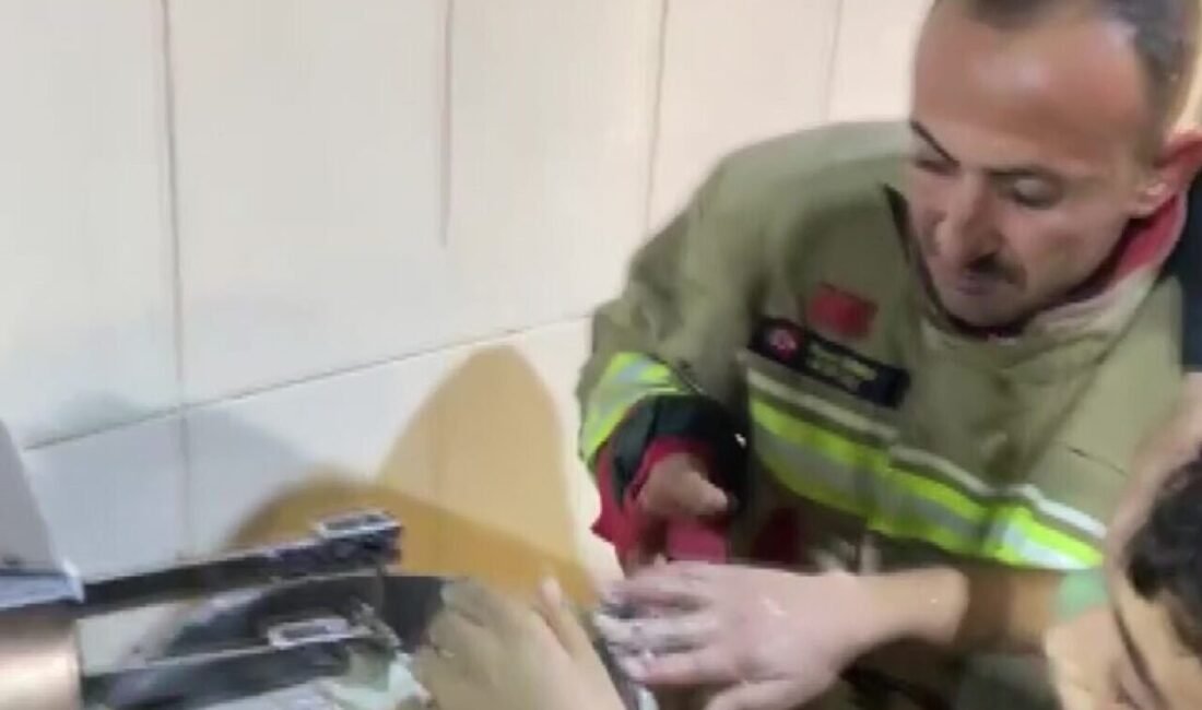 Hatay’da elini hamur karıştırma makinesine sıkıştıran çocuk itfaiye ekiplerince kurtarılıp