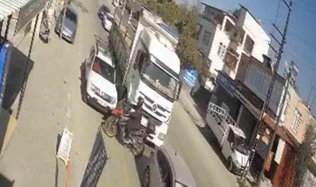 Hatay’da karşı şeride geçen motosikletin, emniyet şeridini kullanan ciple çarpıştığı
