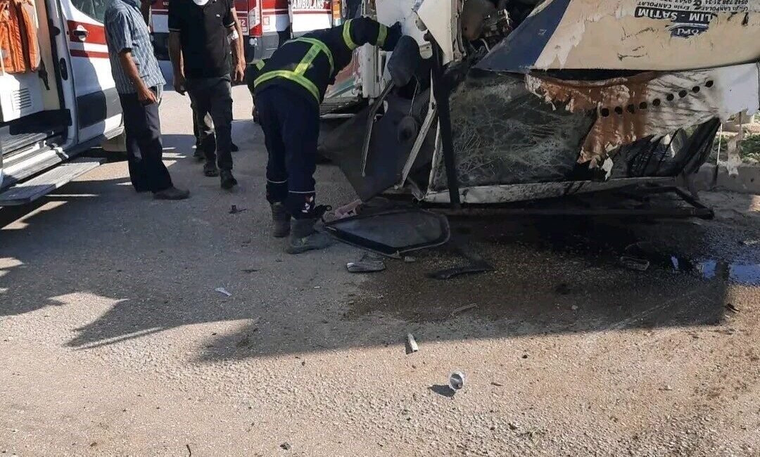 Hatay’ın Altınözü ilçesinde 3 otomobilin karıştığı kazada 7 kişi yaralandı.