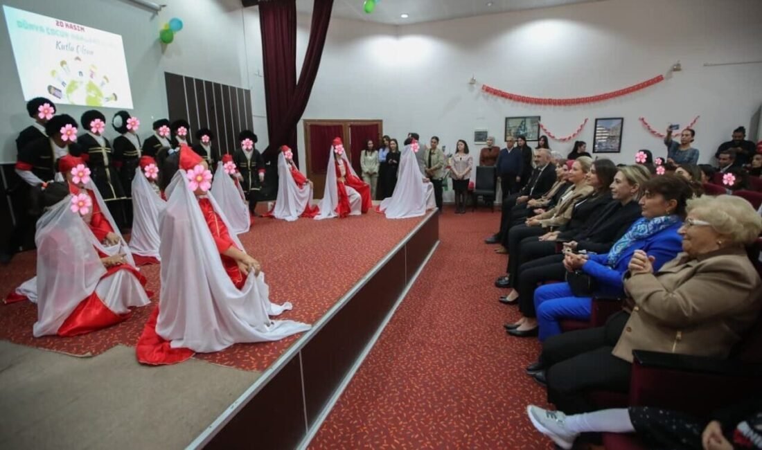 Hatay’da Dünya Çocuk Hakları Günü’nde düzenlenen etkinlikte çocuklar doyasıya eğlendi.