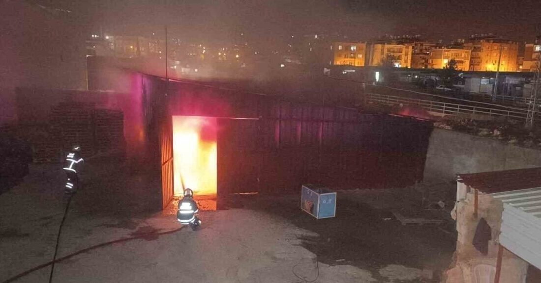 Hatay’ın Kırıkhan ilçesinde dondurma bayisine ait depoda çıkan yangını itfaiye