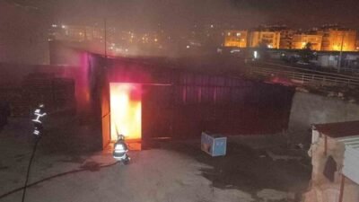Hatay’ın Kırıkhan ilçesinde dondurma bayisine ait depoda çıkan yangını itfaiye