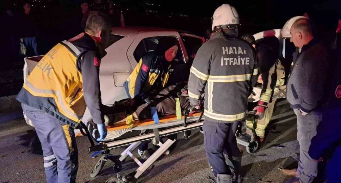 Hatay’ın Kırıkhan ilçesinde iki otomobilin çarpıştığı kazada 4 kişi yaralandı.