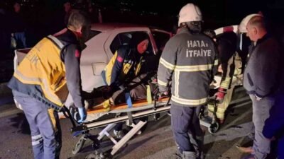 Hatay’ın Kırıkhan ilçesinde iki otomobilin çarpıştığı kazada 4 kişi yaralandı.