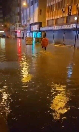 Hatay’ın İskenderun ve Dörtyol ilçelerinde şiddetli yağış sonrası caddeler ve