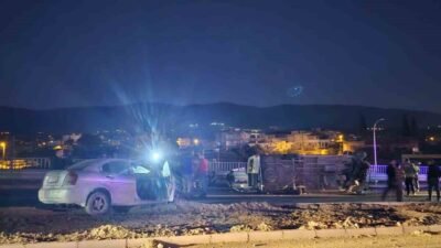 Hatay’da minibüs ve otomobilin çarpışmasıyla yaşanan kazada 11 kişi yaralandı.