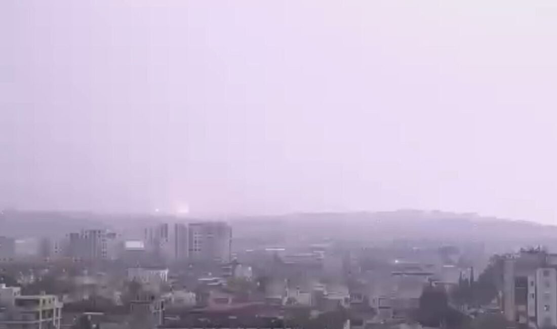Hatay’ın İskenderun ilçesinde akşam saatlerinde başlayan sağanak yağışta yıldırımın düşme