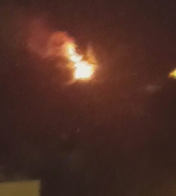 Hatay’ın Antakya ilçesinde yıldırım düşmesi sonucu ağaçlık alanda yangın çıktı.