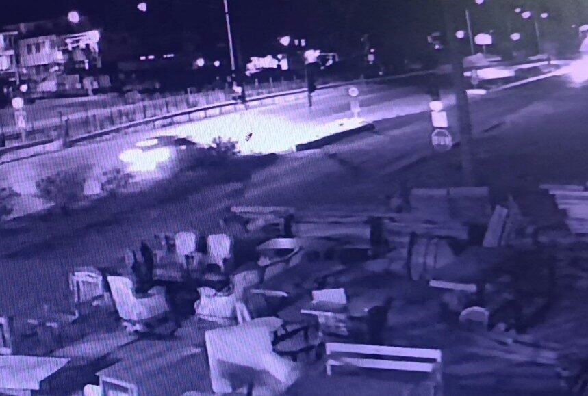 Antalya’nın Manavgat ilçesinde D-400 karayolunda seyir halindeyken refüj ve trafik