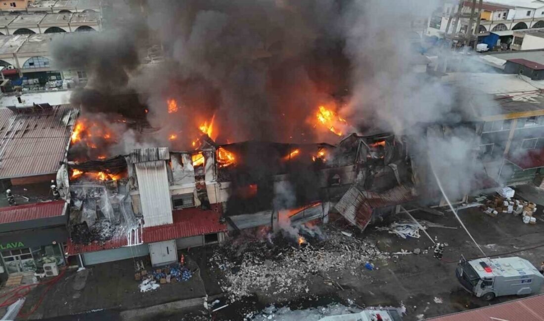 Adana’da hırdavat dükkanında çıkan yangın söndürülmeye çalışılırken yangın, dron ile