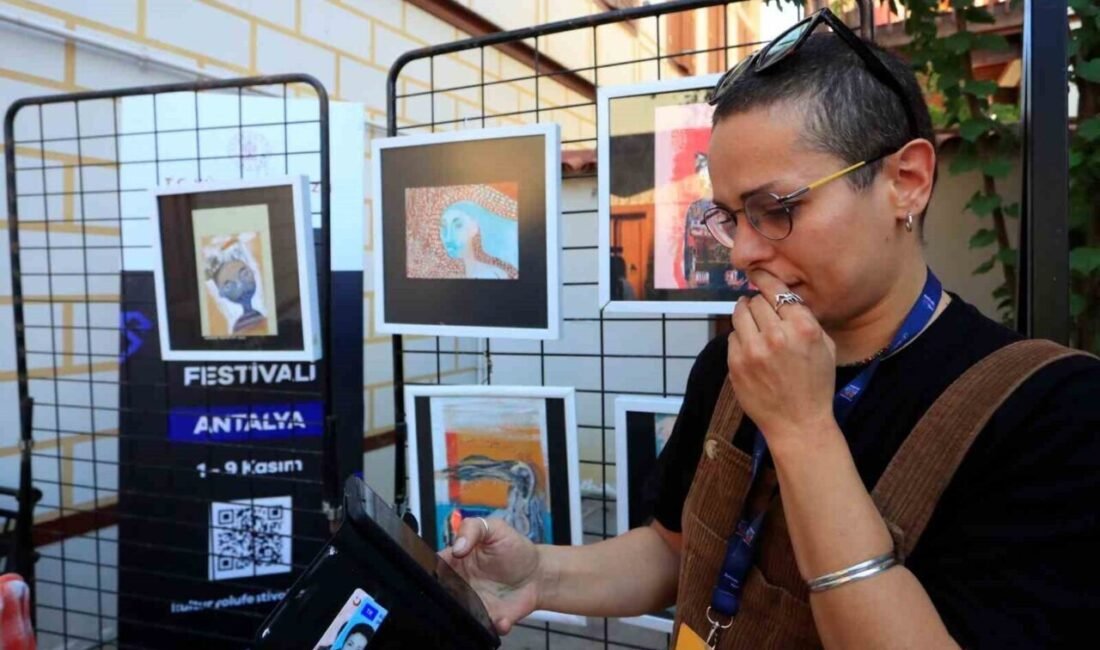 Antalya’da yaşayan ve 4 yaşından bu yana geçimini yaptığı resimlerden