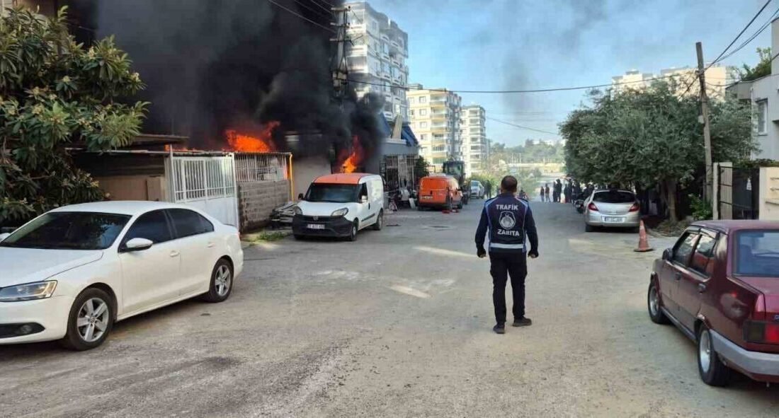 Hatay’da iş yerinde başlayan yangında alevler apartmandaki daireye sıçradı. Yaralanma
