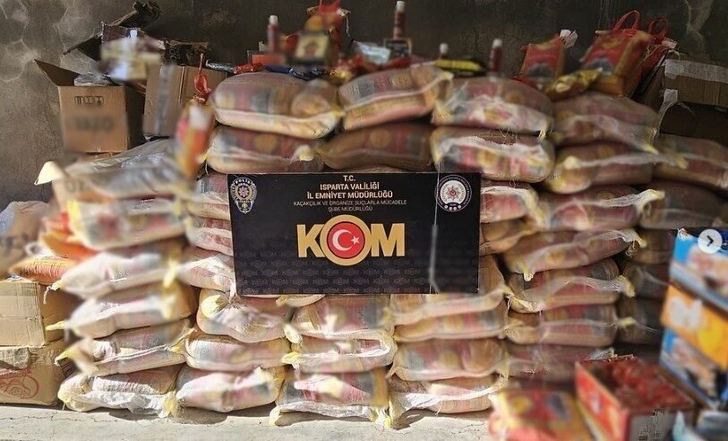 Isparta’da kaçak yollarla ülkeye sokulduğu belirlenen gıda ürünleri ile elektronik