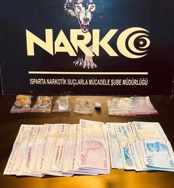 Isparta’da polis ekiplerinin düzenlediği operasyonda paketlenmiş esrar ele geçirilirken, yakalanan