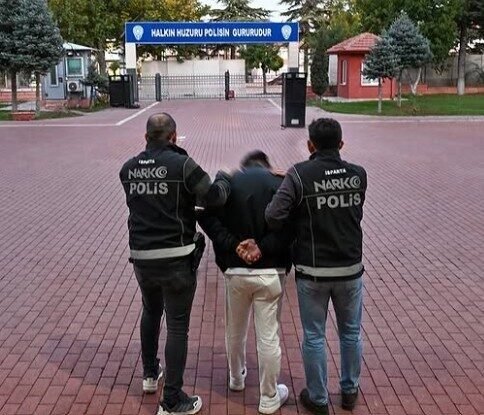 Isparta’da polis ekiplerince gerçekleştirilen operasyonda, “Uyuşturucu veya Uyarıcı Madde Ticareti”