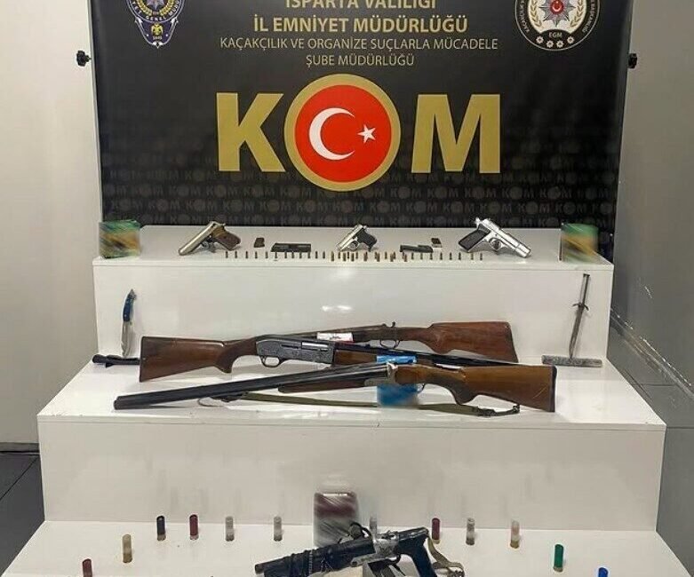 Isparta’da KOM ekiplerince gerçekleştirilen operasyonda çok sayıda tabanca, av tüfeği
